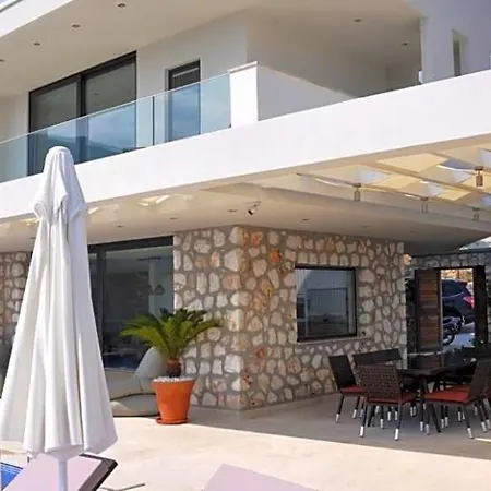 Villa Sleeps 10 With Pool Air Con And Wifi *