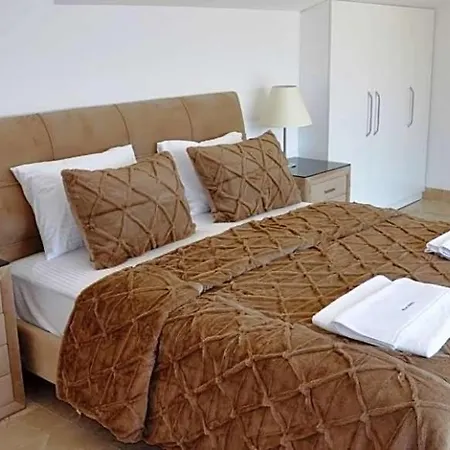 Sleeps 10 With Pool Air Con And Wifi فيلة كالكان