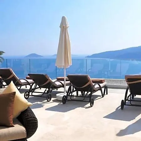 فيلة Sleeps 10 With Pool Air Con And Wifi كالكان