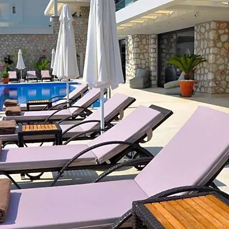 Sleeps 10 With Pool Air Con And Wifi فيلة