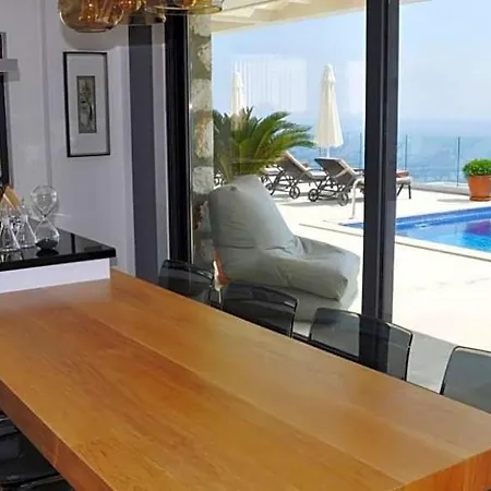 فيلة Sleeps 10 With Pool Air Con And Wifi كالكان