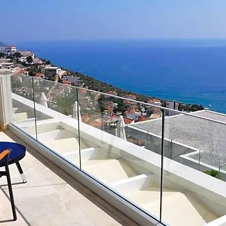 فيلة Sleeps 10 With Pool Air Con And Wifi كالكان