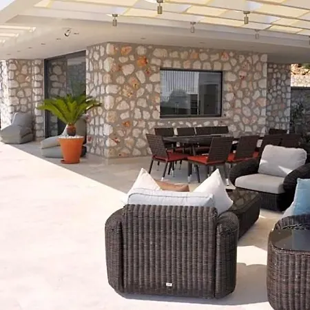 Sleeps 10 With Pool Air Con And Wifi فيلة *