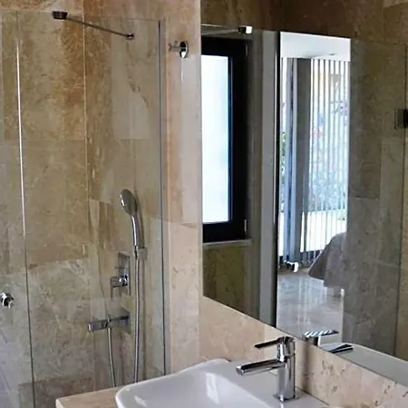 Sleeps 10 With Pool Air Con And Wifi * كالكان